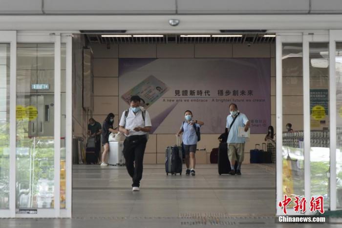 9月15日上午,不少旅客经深圳湾口岸入境香港。从当天开始,“来港易”计划正式实施,身处广东省和澳门的非香港居民,只要符合“来港易”计划的所有指定条件,入境香港时可豁免强制检疫。 中新社记者 李志华 摄 9月15日上午,不少旅客经深圳湾口岸入境香港。从当天开始,“来港易”计划正式实施,身处广东省和澳门的非香港居民,只要符合“来港易”计划的所有指定条件,入境香港时可豁免强制检疫。 中新社记者 李志华 摄