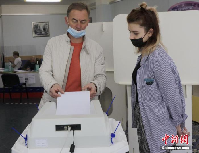 当地时间9月17日，一名选民向电子计票箱投出选票。俄罗斯第8届国家杜马(议会下院)选举以及39个地方议会和9个联邦主体首脑选举当天举行。 <a target='_blank' href='http://www.chinanews.com/'>中新社</a>记者 王修君 摄