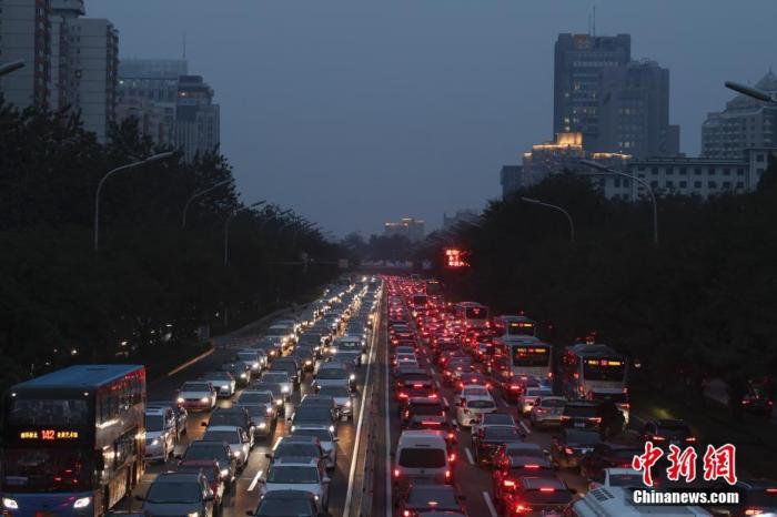 资料图：车辆在北京东二环主路排队缓行。 <a target='_blank' href='/'>中新社</a>记者 盛佳鹏 摄