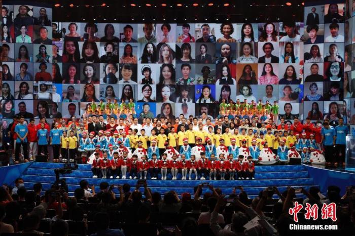 9月17日,2021年“文化中国·水立方杯”中文歌曲大赛联欢晚会在北京广播电视台大剧院落幕。 记者 韩海丹 摄 9月17日,2021年“文化中国·水立方杯”中文歌曲大赛联欢晚会在北京广播电视台大剧院落幕。 记者 韩海丹 摄