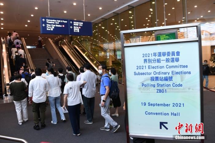 图为香港选民入场投票。 记者 李志华 摄 图为香港选民入场投票。 记者 李志华 摄