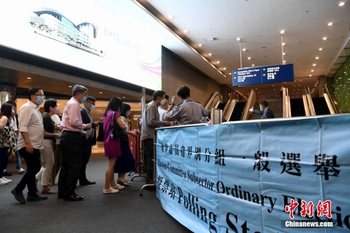 9月19日，香港特区选举委员会界别分组一般选举正式举行。是次共有412名候选人竞逐13个界别分组的364个席位。早上9时，不少选民到选委会位于香港会议展览中心的投票站排队入场投票。图为香港选民入场投票。 <a target='_blank'  data-cke-saved-href='http://www.chinanews.com/' href='http://www.chinanews.com/'>中新社</a>记者 李志华 摄