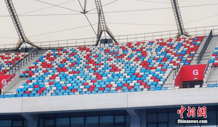 中国政府援柬体育场项目9月完成交接。中新社记者日前探访位于金边的柬埔寨国家体育场。图为观众看台，据介绍，看台座位白色与蓝色象征大海，红色象征着活力。 中新社记者 欧阳开宇 摄