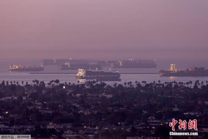 当地时间9月22日，美国加州，洛杉矶和长滩港口创纪录拥堵，多艘货船排队等待通行。