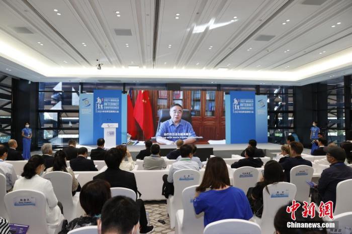 图为中国工程院院士、天津中医药大学名誉校长张伯礼通过视频方式出席论坛。 中新社记者 韩海丹 摄