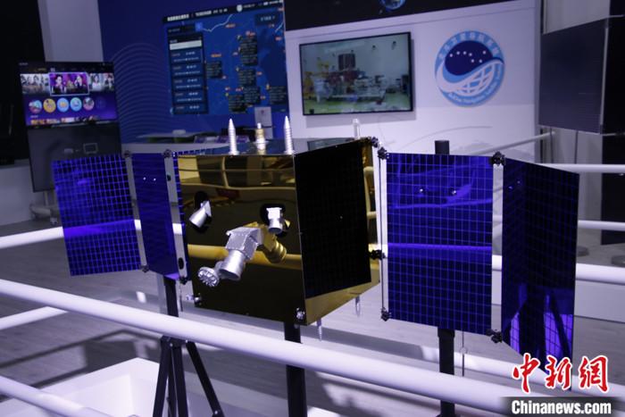 图为第十三届中国国际航空航天博览会上，中国航天科技集团八院展出的中国首颗太阳探测科学技术试验卫星模型。 <a target='_blank' href='http://www.chinanews.com/'>中新社</a>记者 郭超凯 摄