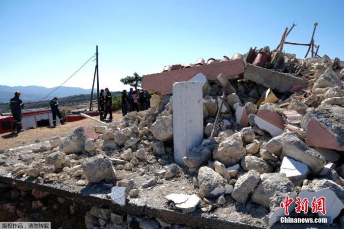 资料图：当地时间2021年9月27日，希腊最大的岛屿发生5.9级地震，至少有1人死亡，当地建筑遭到严重破坏。