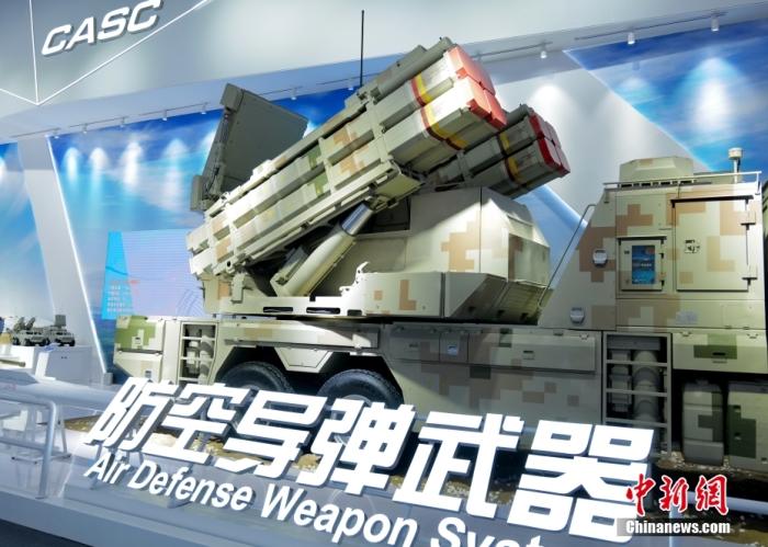 9月29日,广东珠海,多种类导弹亮相第十三届中国国际航空航天博览会。图为博览会上的防空导弹武器展示区。 中新社记者 陈文 摄 9月29日,广东珠海,多种类导弹亮相第十三届中国国际航空航天博览会。图为博览会上的防空导弹武器展示区。 中新社记者 陈文 摄