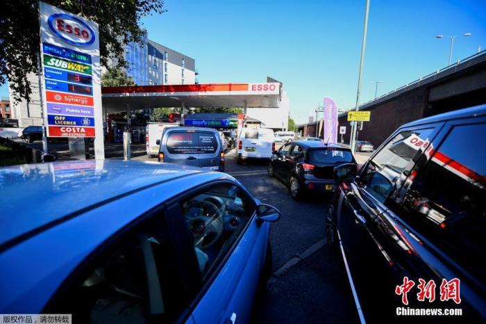 当地时间2021年9月29日，英国伦敦，民众持续排队加油，不少加油站已经无油可加。