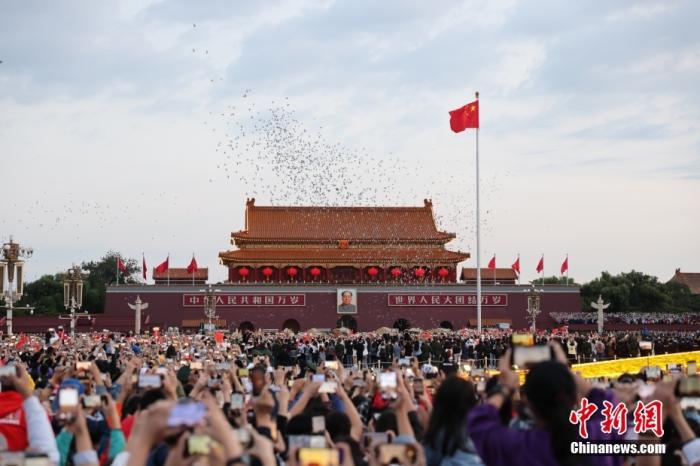 2021年10月1日，中华人民共和国成立72周年，北京天安门广场举行国庆升旗仪式。中新社记者 盛佳鹏 摄