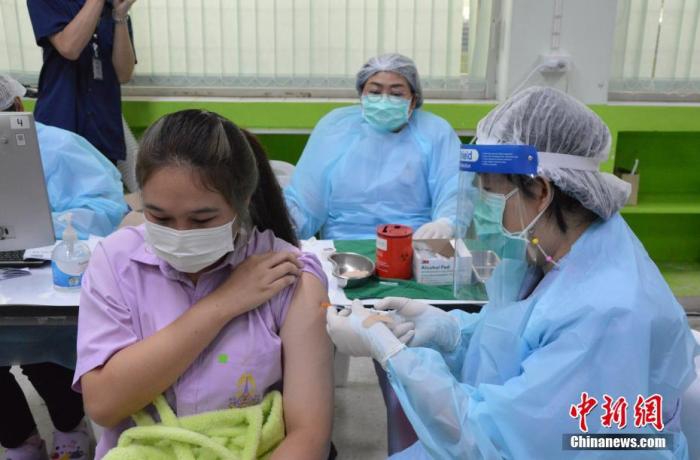 当地时间10月4日，泰国曼谷一名学生在当地一处接种点接种新冠疫苗。 <a target='_blank' href='http://www.chinanews.com/'>中新社</a>发 琳达 摄
