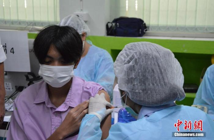當地時間10月4日，泰國曼谷一名學生在當地一處接種點接種新冠疫苗。 <a target='_blank' >中新社</a>發 琳達 攝