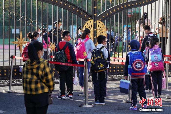 哈尔滨市，学生在校门口前保持距离排队等待入校。 <a target='_blank' href='/'>中新社</a>发 孙汉仑 摄 　
