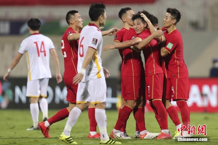 北京时间8日凌晨结束的世预赛亚洲区12强赛第3轮比赛中，凭借武磊的绝杀，中国队3:2险胜越南。国足以一种极为刺激的方式，取得本届12强赛首胜。图为中国队庆祝胜利。 图片来源：视觉中国