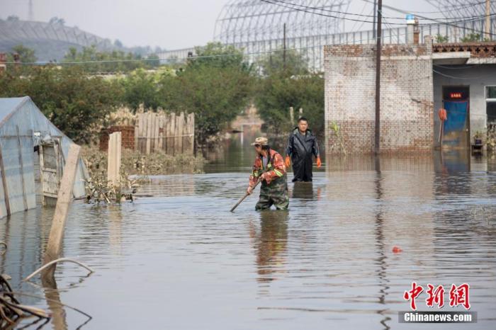 10月11日，山西省灵石县两渡镇，村民在探测水深，为排水做规划。<a target='_blank' href='http://www.chinanews.com/'>中新社</a>记者 张云 摄 　
