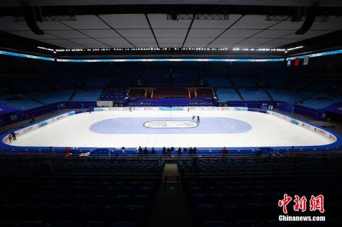 10月14日，“相约北京”2021-2022赛季亚洲花样滑冰公开赛在北京首都体育馆正式开赛，本次公开赛设四个项目，共有来自9个国家和地区的32名运动员报名参赛。 <a target='_blank' href='http://www.chinanews.com/'>中新社</a>记者 富田 摄