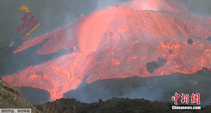 当地时间10月14日，西班牙拉帕尔马岛火山喷发仍没有停止的迹象。从地下产生的岩浆已经超过火山锥体容量，并溢出火山的主锥体。