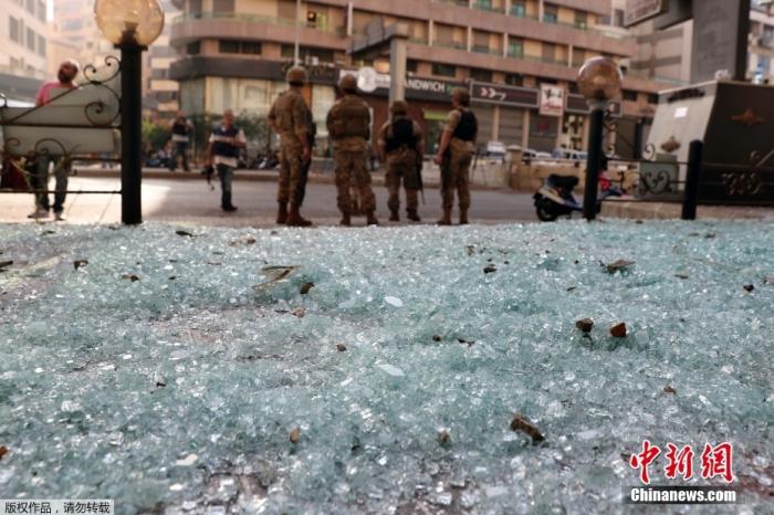 图为贝鲁特街头因冲突导致的一地碎玻璃。