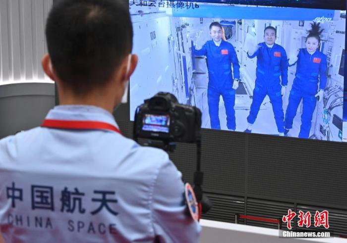 资料图：北京航天飞行控制中心屏幕显示航天员乘组报告进入天和核心舱的画面。 <a target='_blank' href='/'>中新社</a>记者 侯宇 摄