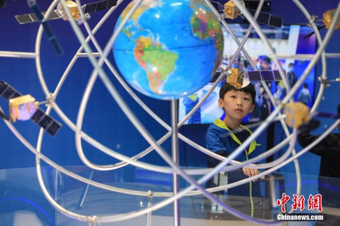 资料图：一位小朋友在参观“北斗三号全球卫星导航系统”模型。 瞿宏伦 摄
