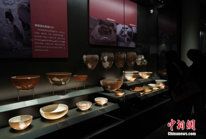 10月17日，记者探访位于三门峡市的庙底沟仰韶文化博物馆。图为参观者拍摄展出的陶器。 <a target='_blank' href='http://www.chinanews.com/'>中新社</a>记者 阚力 摄