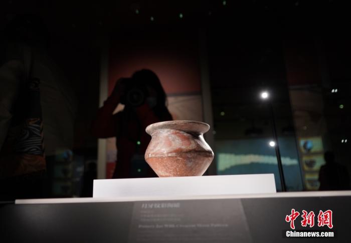 10月17日，记者探访位于三门峡市的庙底沟仰韶文化博物馆。图为展出的陶罐。 中新社记者 阚力 摄
