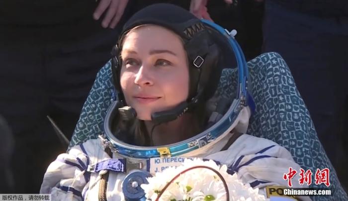 当地时间10月17日，载有俄罗斯一名宇航员和两名电影工作者的俄“联盟MS-19”飞船返回地球，并在哈萨克斯坦境内着陆。此前两名电影工作者为拍摄太空题材电影在国际空间站停留12天。图为返回地球的俄罗斯女演员Yulia Peresild。(视频截图)