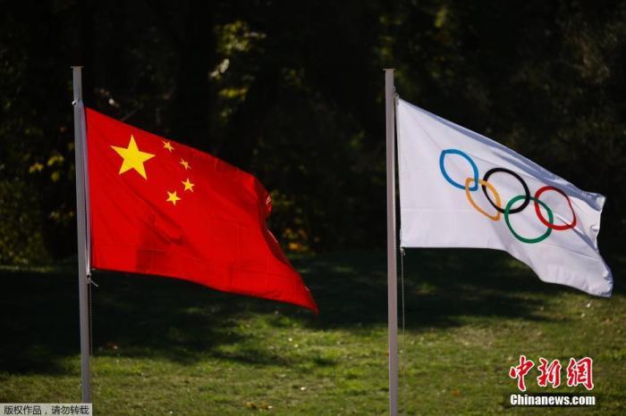 当地时间10月18日，北京冬奥会火种在奥林匹克运动的发祥地——希腊伯罗奔尼撒半岛的古奥林匹亚采集成功。在有着两千多年历史的赫拉神庙遗址前，奥运火种再次为北京点燃。图为圣火火点火仪式上的旗帜。