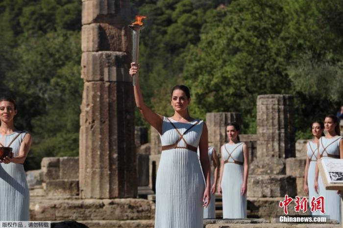 当地时间10月18日，北京冬奥会火种在奥林匹克运动的发祥地——希腊伯罗奔尼撒半岛的古奥林匹亚采集成功。在有着两千多年历史的赫拉神庙遗址前，奥运火种再次为北京点燃。图为圣火点燃。