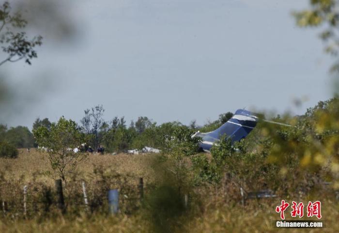 当地时间2021年10月19日，美国南部得克萨斯州发生一起飞机坠毁事故，机上21人全部生还，其中2人受轻伤。据美国联邦航空局发布的消息，当地时间19日10时30分左右，一架麦道MD-87型飞机从得克萨斯州休斯敦行政机场起飞后不久撞上一根电线，随后坠毁在一片田野。据报道，机上18名乘客和3名机组人员安全撤离，其中2人受轻伤，他们被送入医院治疗后均已出院。失事飞机坠毁后起火燃烧，产生的浓烟数公里外可见，救援人员用了一个多小时才将火扑灭。 图片来源：视觉中国