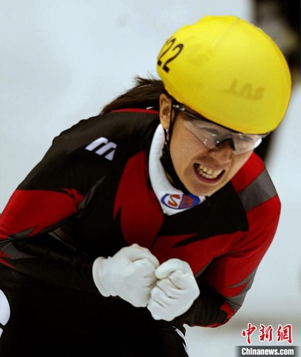 资料图：2002年2月16日，美国盐湖城，2002盐湖城冬奥会短道速滑女子500米决赛，杨扬夺得冠军。为中国代表团实现冬奥会金牌“零的突破”。 图片来源：视觉中国