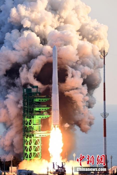 当地时间10月21日17时，韩国自主研发的“世界”号运载火箭（KSLV-Ⅱ）在位于全罗南道高兴郡的罗老宇宙中心点火发射。火箭正常完成了全部飞行程序，但未能将搭载的模型卫星送入预定轨道。 韩国科学技术信息通信部供图 <a target='_blank' href='http://www.chinanews.com/'>中新社</a>发