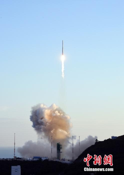 当地时间10月21日17时，韩国自主研发的“世界”号运载火箭（KSLV-Ⅱ）在位于全罗南道高兴郡的罗老宇宙中心点火发射。火箭正常完成了全部飞行程序，但未能将搭载的模型卫星送入预定轨道。<a target='_blank' href='http://www.chinanews.com/'>中新社</a>发 韩国科学技术信息通信部供图