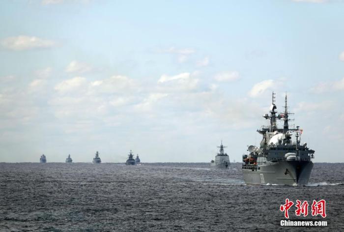 当地时间10月18日，中俄首次海上联合巡航行动航渡途中，中俄舰艇混合编队穿越津轻海峡。 <a target='_blank' href='http://www.chinanews.com/'>中新社</a>记者 孙自法 摄