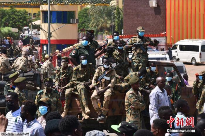 当地时间10月25日，苏丹局势发生突变，过渡政府总理被“绑架”，政府部长被军方抓捕，国家进入紧急状态，大量民众走上街头对军方行动进行抗议，已有7人在抗议活动中死亡，140人受伤。图为在苏丹恩图曼，苏丹安全部队在政府办公楼签执勤。