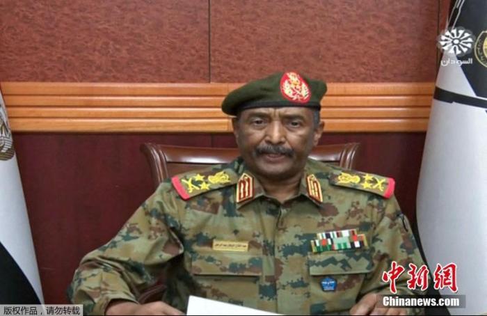当地时间10月25日，苏丹局势发生突变，过渡政府总理被“绑架”，政府部长被军方抓捕，国家进入紧急状态，大量民众走上街头对军方行动进行抗议，已有7人在抗议活动中死亡，140人受伤。图为苏丹武装部队总司令布尔汉宣布国家进入紧急状态。