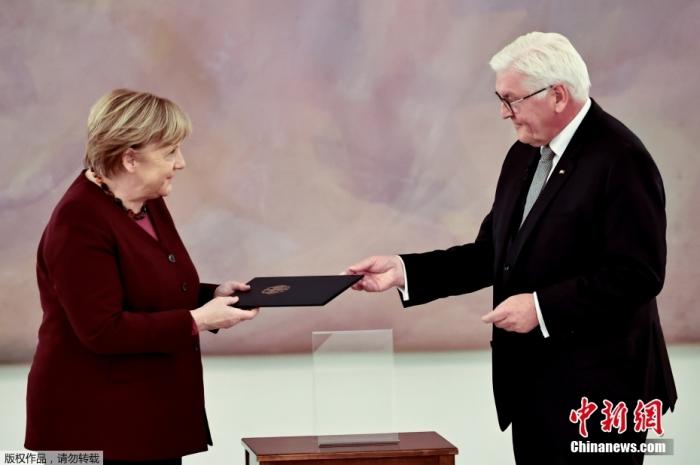 当地时间10月26日，德国总统施泰因迈尔在政府卸任仪式上将任期结束通知，正式交给担任了德国总理16年之久的默克尔。