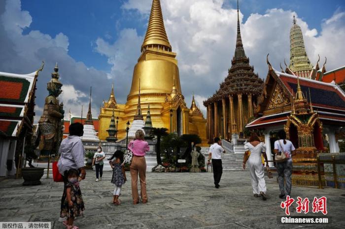 资料图：当地时间11月1日，泰国曼谷大皇宫重新开放。10月29日，泰国首都曼谷市市长阿萨文公布该市自11月1日起恢复对国际游客开放的相关规定，强调恢复旅游业须与严格防疫措施并行。