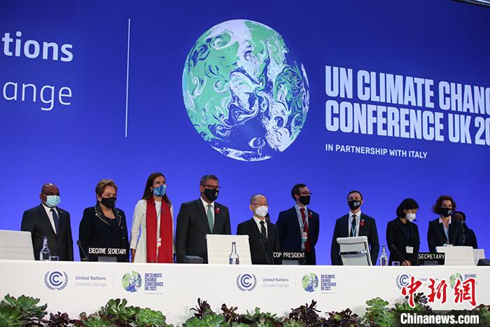 当地时间10月31日，在因新冠疫情延期一年后，第二十六届联合国气候变化大会(COP26)在英国格拉斯哥开幕。图为COP26开幕会现场。 中新社发 《联合国气候变化框架公约》秘书处供图