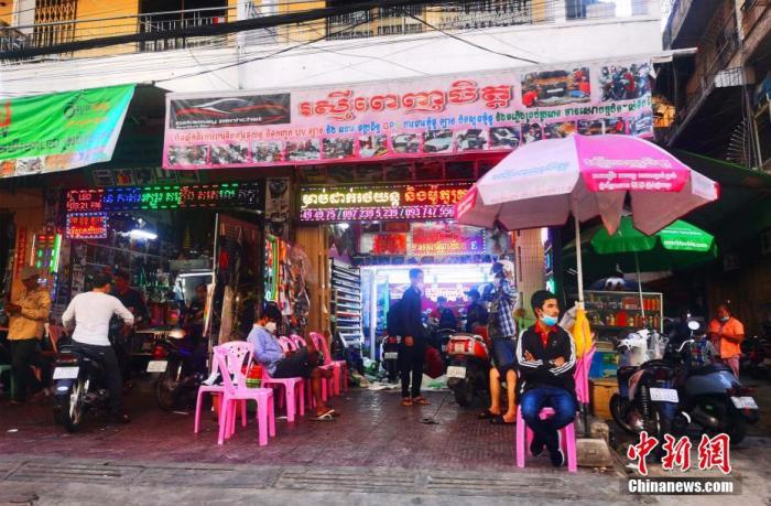 图为柬埔寨金边市中心的乌亚西市场，不少店铺恢复营业。 <a target='_blank' href='/'>中新社</a>记者 欧阳开宇 摄