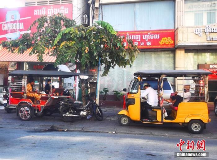 资料图：11月2日消息，疫情趋缓，柬埔寨开始全面恢复各行各业。图为金边市中心“嘟嘟车”司机在街道旁等待客人。 <a target='_blank' href='/'>中新社</a>记者 欧阳开宇 摄