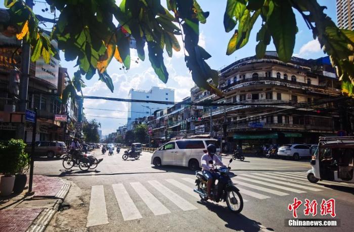 随着新冠疫情趋缓，11月1日起，柬埔寨全面重开国门，全面恢复各行各业。如果有患者确诊感染新冠肺炎，只需就医治疗，政府将不再强制关闭“涉疫”工厂、市场、小区。图为全面开放后金边市中心街道，车辆逐渐增多。 <a target='_blank' href='/'>中新社</a>记者 欧阳开宇 摄