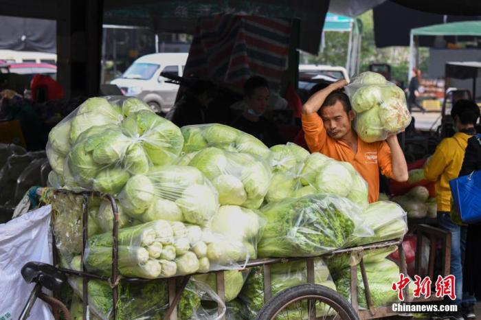 11月2日，湖南长沙一农贸市场的工作人员正在搬运蔬菜。 <a target='_blank' href='http://www.chinanews.com/'>中新社</a>记者 杨华峰 摄