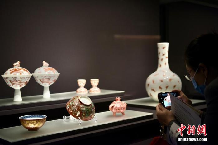 資料圖：香港藝術館舉行“物色—館藏文物的色彩美學”新聞界預展，介紹展覽內容和重點展品。