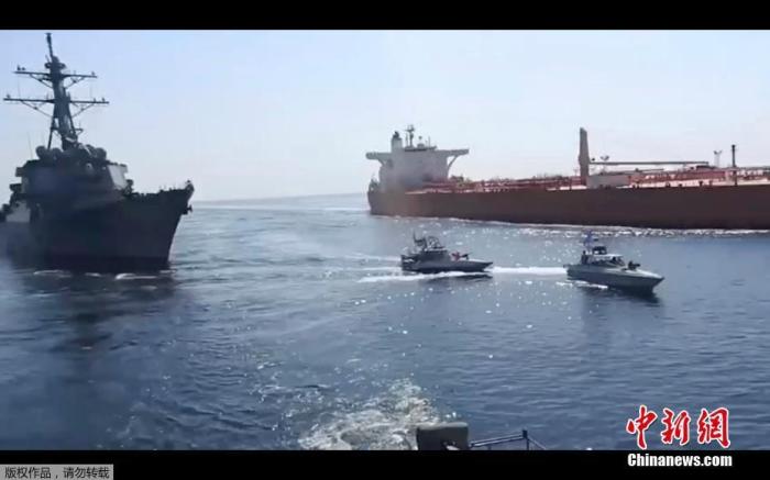 当地时间2021年11月3日媒体报道，伊朗公布伊朗革命卫队与美军舰艇在阿曼湾对峙视频，称一艘伊朗油轮遭美军拦截，但被伊方成功阻止。