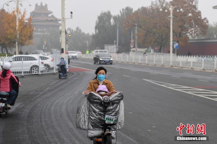 资料图：市民在雾霾天气出行。中新社记者 田雨昊 摄