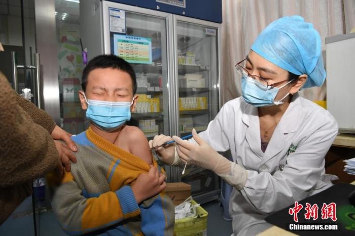 11月7日，安徽省合肥市琥珀街道社区卫生服务中心，医务人员在为儿童接种疫苗。 韩苏原 摄
