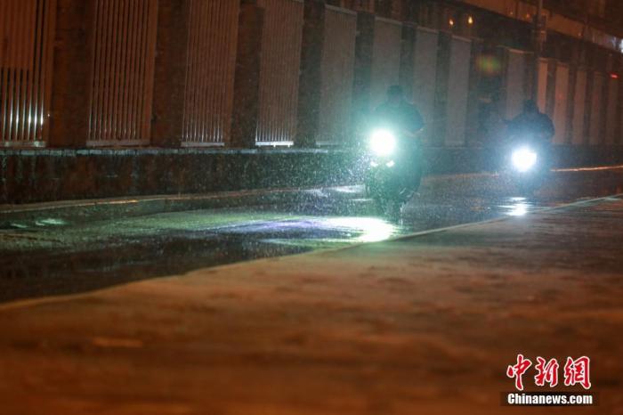 11月6日，北京迎来降雪。图为市民骑车出行。 中新社记者 贾天勇 摄