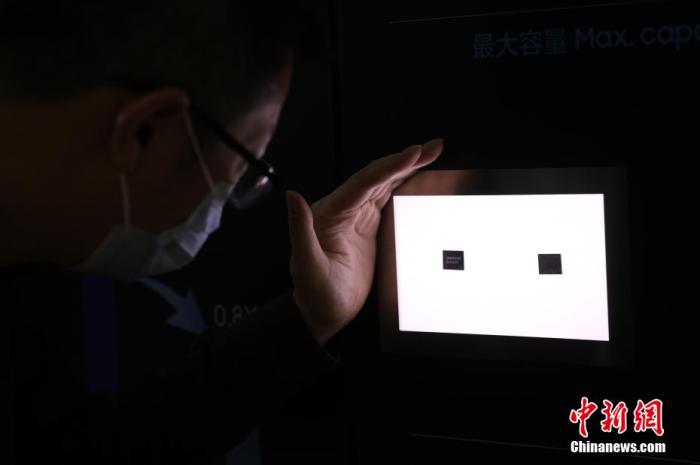 资料图：韩国三星公司展示最新的电视芯片技术。 张亨伟 摄