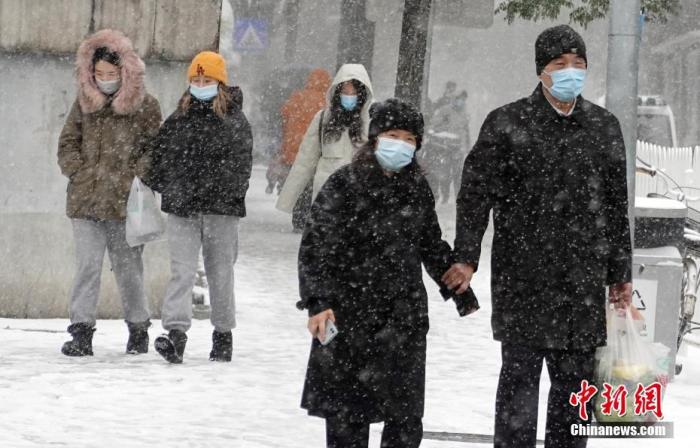 11月7日，北京降温降雪，民众在风雪中出行。当天适逢中国二十四节气中的“立冬”。 <a target='_blank' href='http://www.chinanews.com/'>中新社</a>记者 毛建军 摄